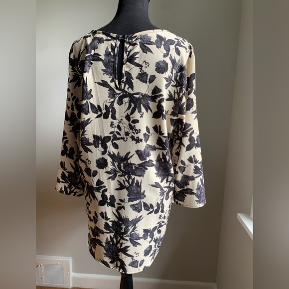 Kaileigh cream and black floral trapeze style blouse - Picture 5 of 8